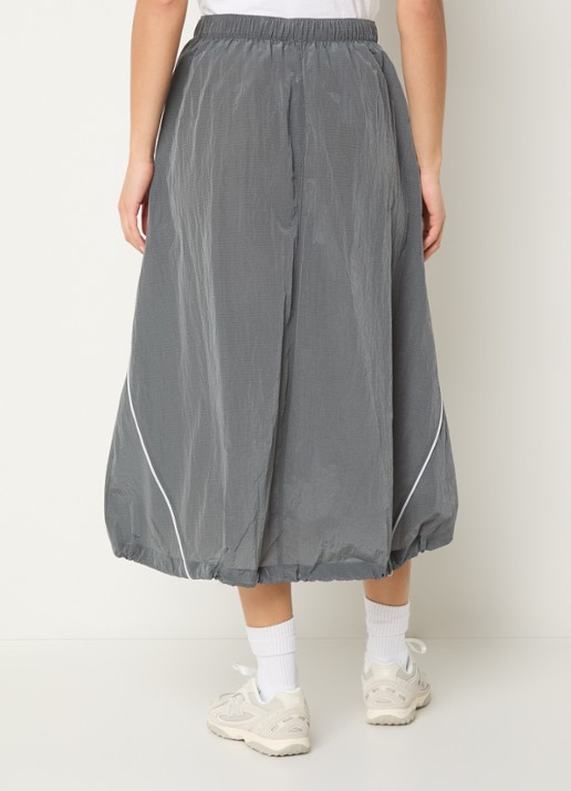 New Balance Sport Legacy midi rok met logo  - achterkant grijs