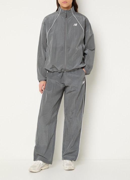 New Balance Sport Legacy trackvest met logo en steekzakken  - voorkant 4 grijs