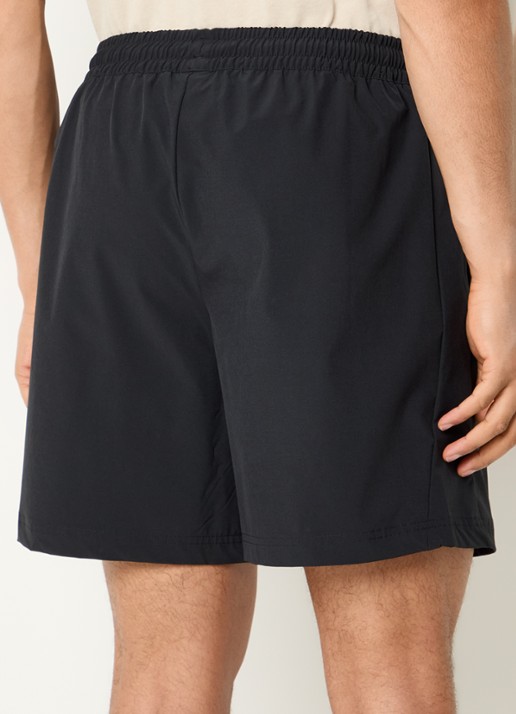 New Balance Straight fit korte trainingsbroek met steekzakken - achterkant 2 zwart