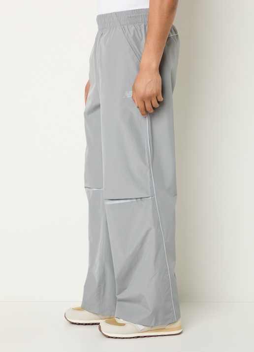 New Balance Straight fit trackpants met logo en steekzakken - detail 2 lichtgrijs