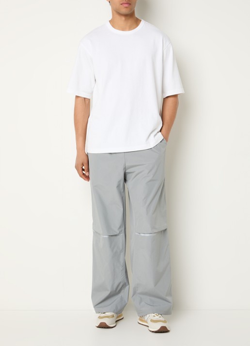 New Balance Straight fit trackpants met logo en steekzakken - voorkant 5 lichtgrijs