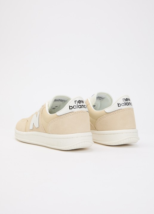 New Balance T500 sneaker van suède - achterkant zand