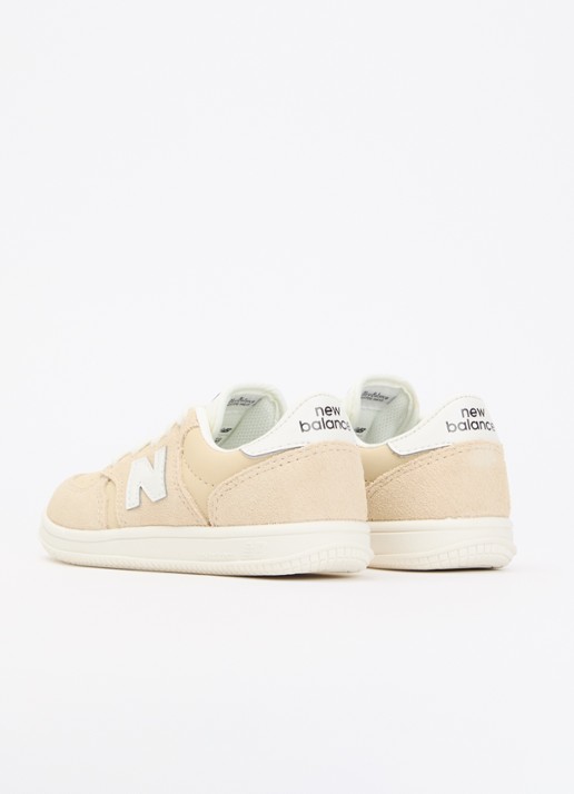 New Balance T500 sneaker van suède - achterkant beige