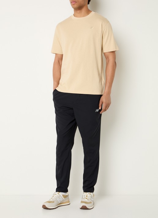New Balance Tapered fit trackpants met logo en steekzakken - voorkant 3 zwart