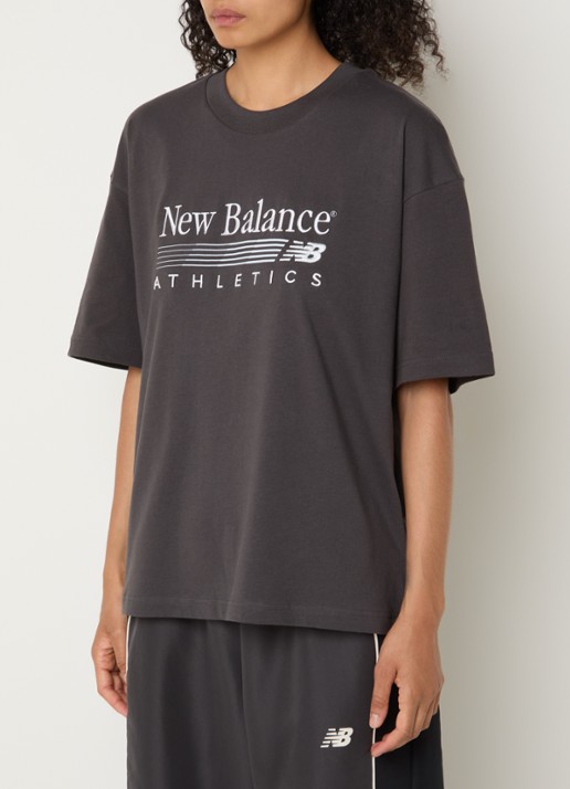 New Balance Trackside oversized T-shirt met logoborduring - detail 3 antraciet