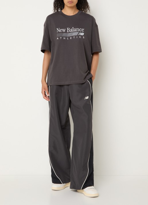 New Balance Trackside oversized T-shirt met logoborduring - voorkant 2 antraciet