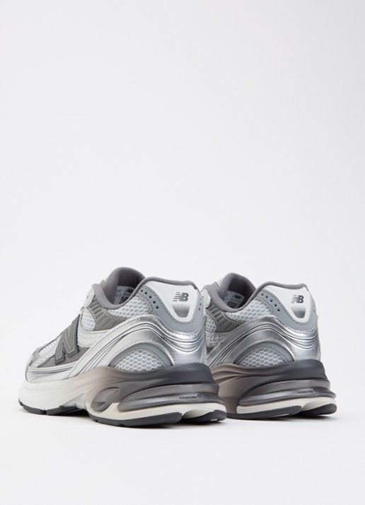 New Balance U2010 sneaker met mesh details en metallic finish  - achterkant grijs