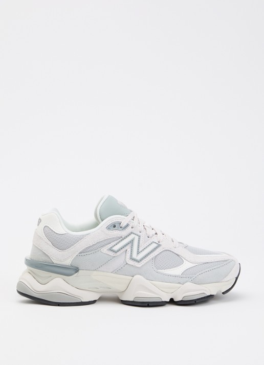 New Balance U90602FM sneaker met logo en details van suéde
