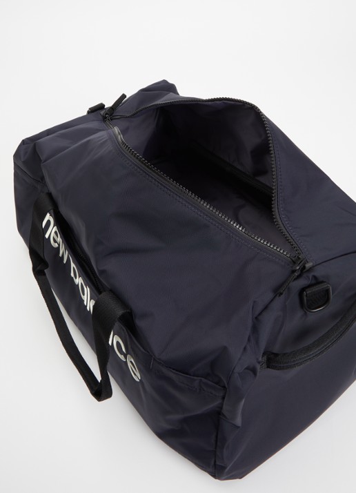 New Balance Urban sporttas met logoborduring en afneembare schouderriem - detail donkerblauw