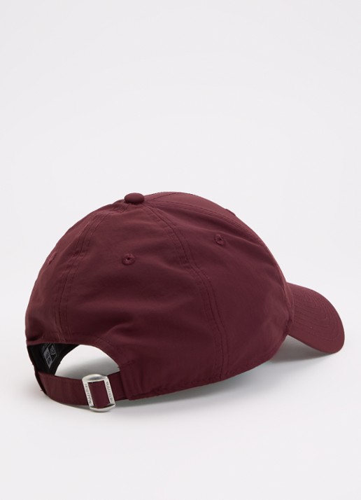 New Era 9FORTY pet met New York Yankees logoborduring - detail bordeauxrood