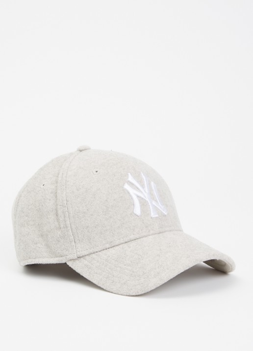 New Era Pet met logoborduring - voorkant lichtgrijs
