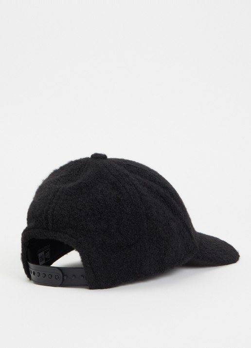 New Era Pet van teddy en logoborduring  - achterkant zwart