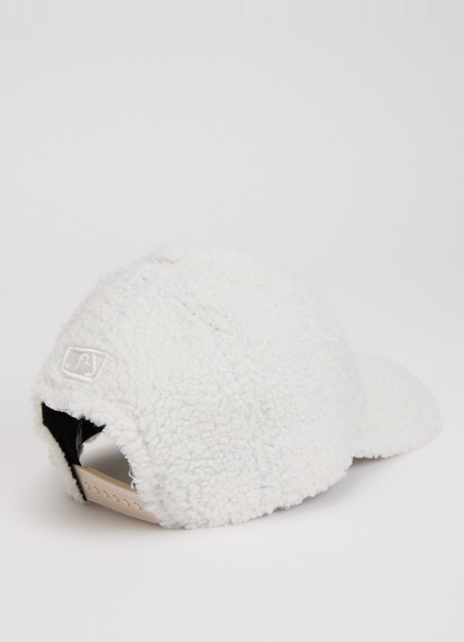 New Era Pet van teddy met logoborduring - detail gebroken wit
