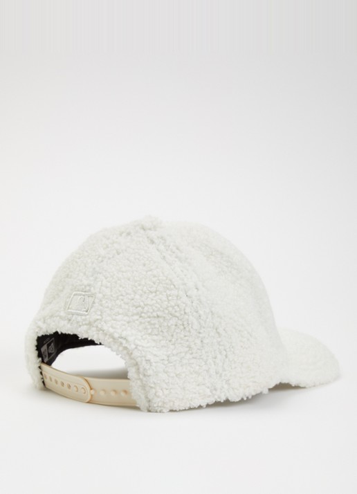 New Era Pet van teddy met logoborduring - detail 2 gebroken wit