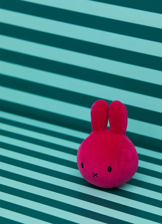 Nijntje Knuffel knijpbal 9 cm - voorkant 4 fuchsia
