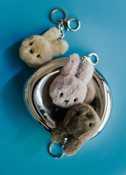 Nijntje Miffy Fuzzy sleutelhanger 8 cm - voorkant 4 lila
