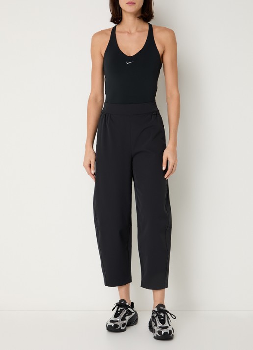 Nike 24.7 high waist cropped tapered fit broek met steekzakken - voorkant 3 zwart