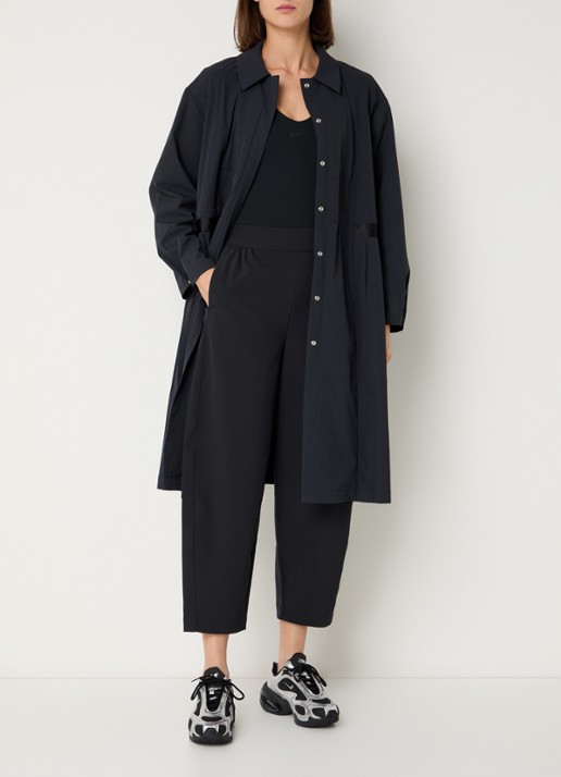 Nike 24.7 trenchcoat met trekkoord en steekzakken - voorkant 2 zwart