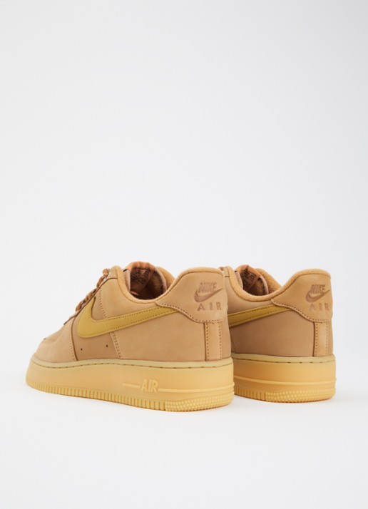 Nike Air Force 1 '07 WB sneaker van nubuck - achterkant camel