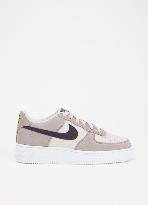 Nike Air Force 1 sneaker van suède met leren details - voorkant zalmroze