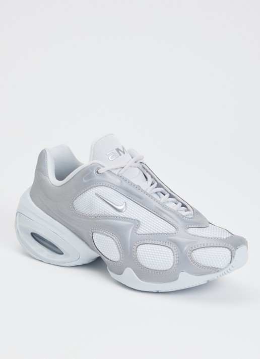 Nike Air Max Muse sneaker met mesh details en metallic finish