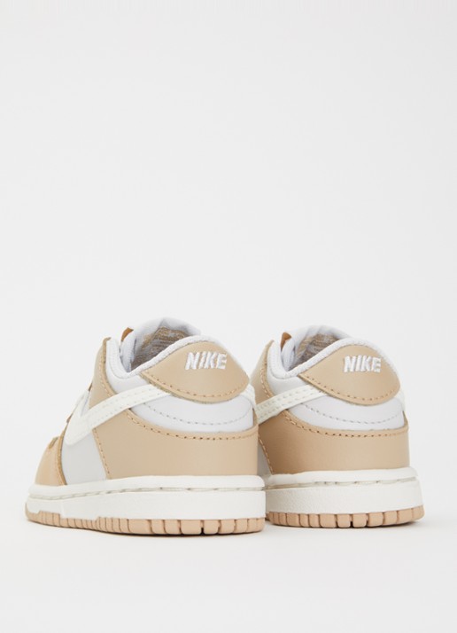 Nike Dunk Low sneaker met details van leer en logo  - achterkant 3 lichtbruin