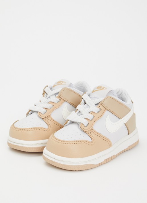 Nike Dunk Low sneaker met details van leer en logo  - voorkant 6 lichtbruin