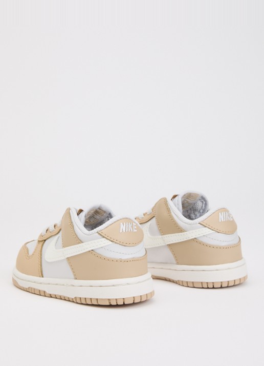 Nike Dunk Low sneaker met details van leer en logo  - achterkant 4 lichtbruin