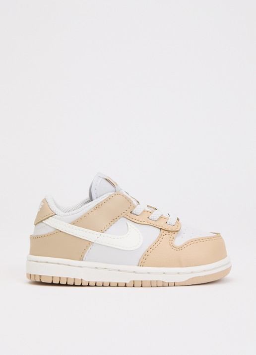 Nike Dunk Low sneaker met details van leer en logo  - voorkant 7 lichtbruin