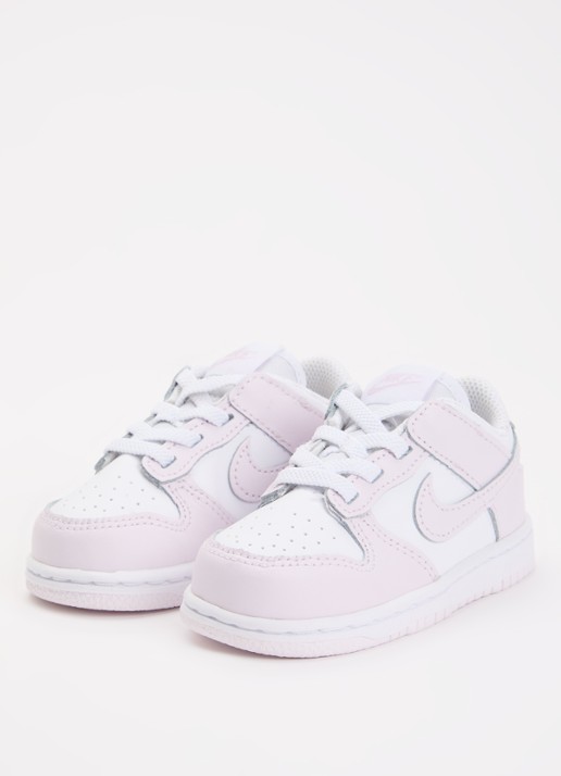 Nike Dunk Low sneaker met logo - voorkant 2 lichtroze