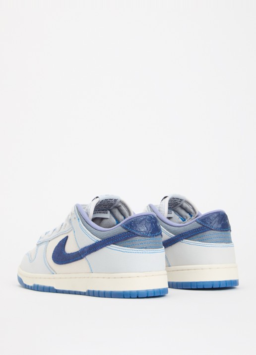 Nike Dunk Low sneaker met logo - achterkant lichtblauw