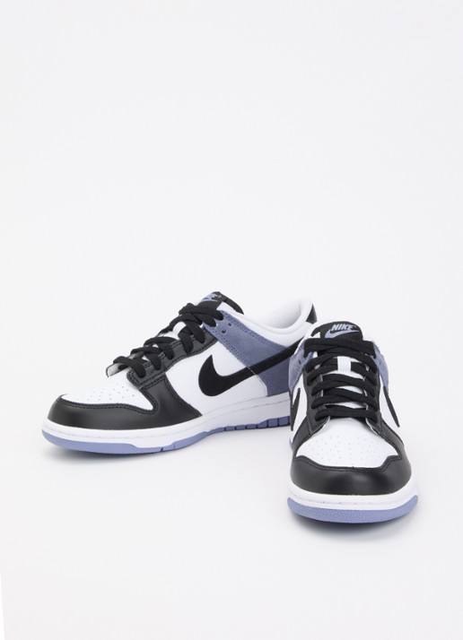 Nike Dunk low sneaker van leer met suède details - voorkant 3 lichtblauw