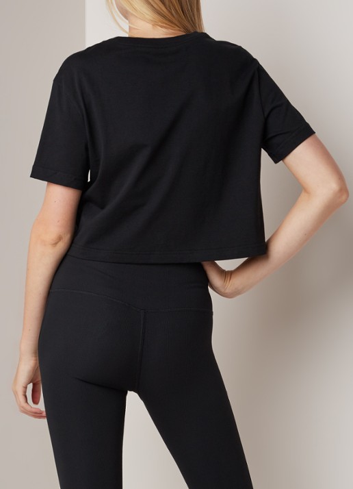 Nike Essential trainings cropped T-shirt met logoprint - achterkant zwart