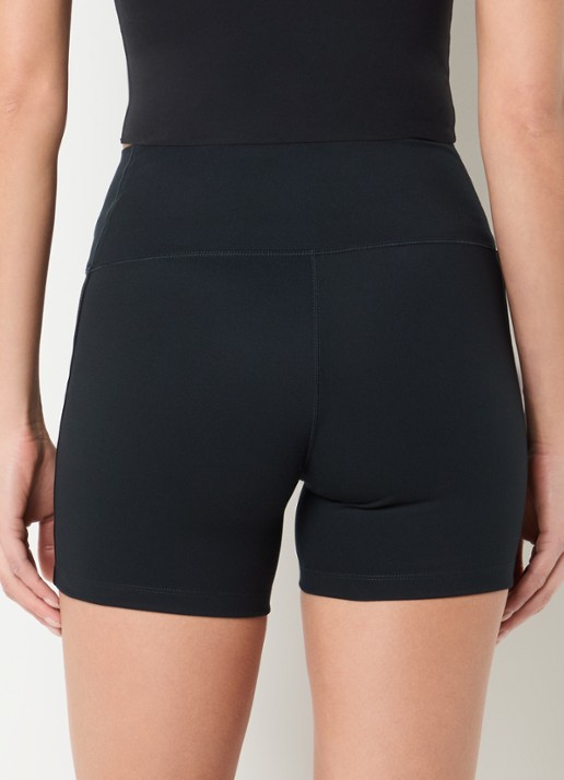 Nike One high waist skinny fit korte trainingsshort met Dri-FIT en logo - achterkant zwart