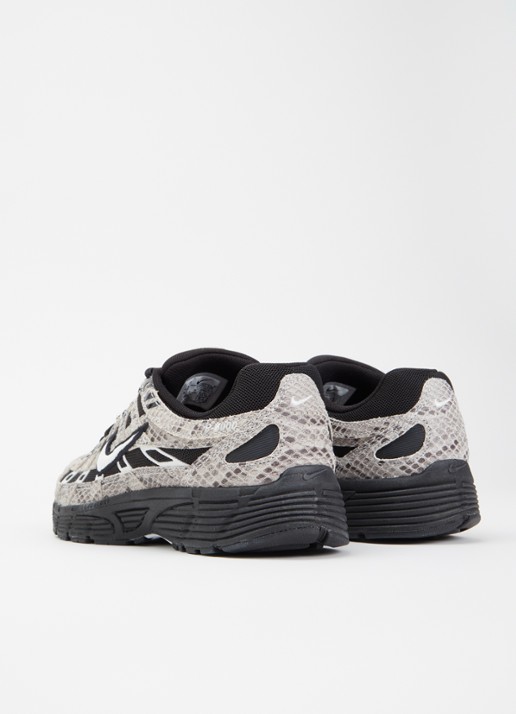 Nike P-6000 sneaker met slangenprint - achterkant 2 beige