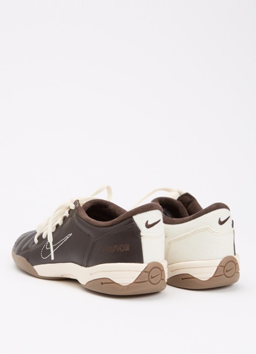 Nike T90 sneaker met leren details - achterkant bruin