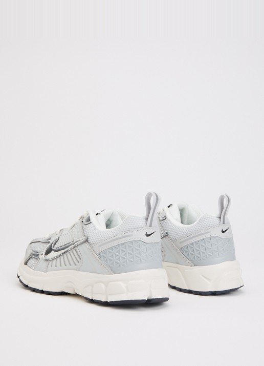 Nike Vomero 5 sneaker met logo en metallic details  - achterkant 2 zilver