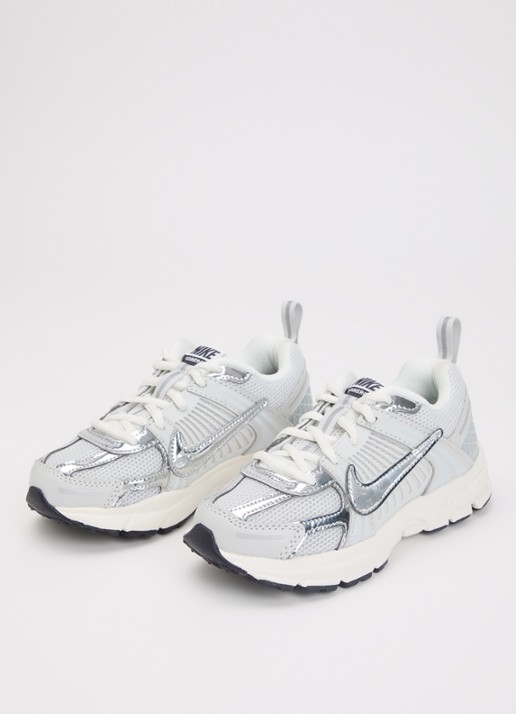 Nike Vomero 5 sneaker met logo en metallic details  - voorkant 4 zilver