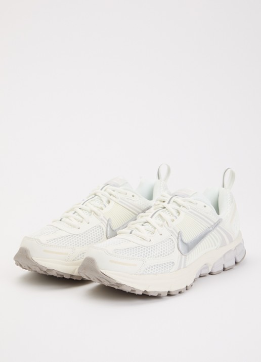 Nike Vomero 5 sneaker met mesh details - voorkant 2 gebroken wit