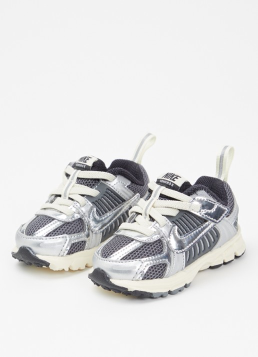 Nike Vomero 5 sneaker met metallic details - voorkant 2 zilver