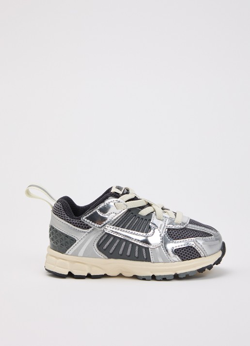 Nike Vomero 5 sneaker met metallic details - voorkant 3 zilver