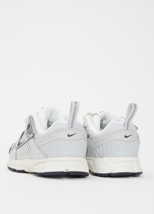 Nike Vomero 5 sneaker van mesh met metallic details - achterkant 5 zilver