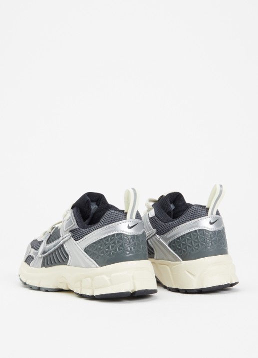 Nike Zoom Vomero 5 sneaker met mesh details - achterkant zilver