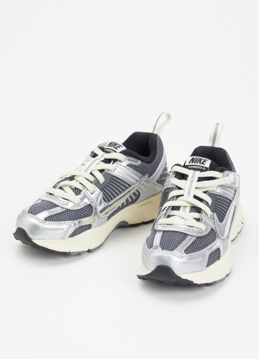 Nike Zoom Vomero 5 sneaker met mesh details - voorkant 4 zilver