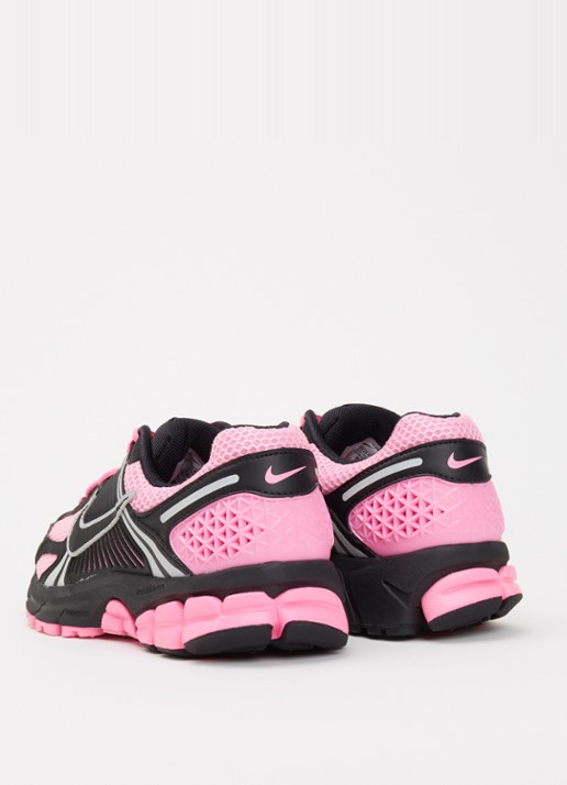 Nike Zoom Vomero 5 sneaker van mesh met logo - achterkant roze