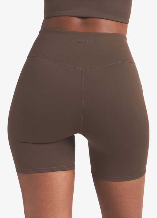 NikeSKIMS Matte high waist skinny fit korte trainingslegging - detail 5 lichtbruin