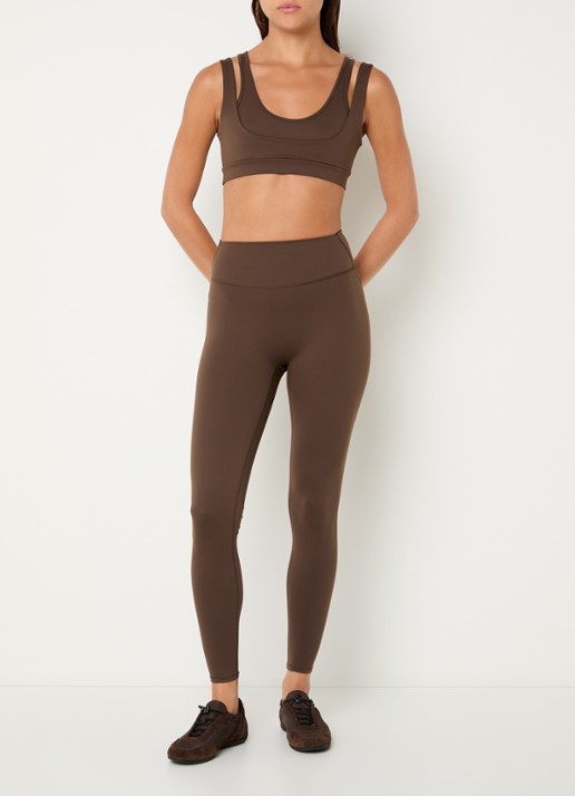 NikeSKIMS Matte sport bh met light support - voorkant 2 lichtbruin