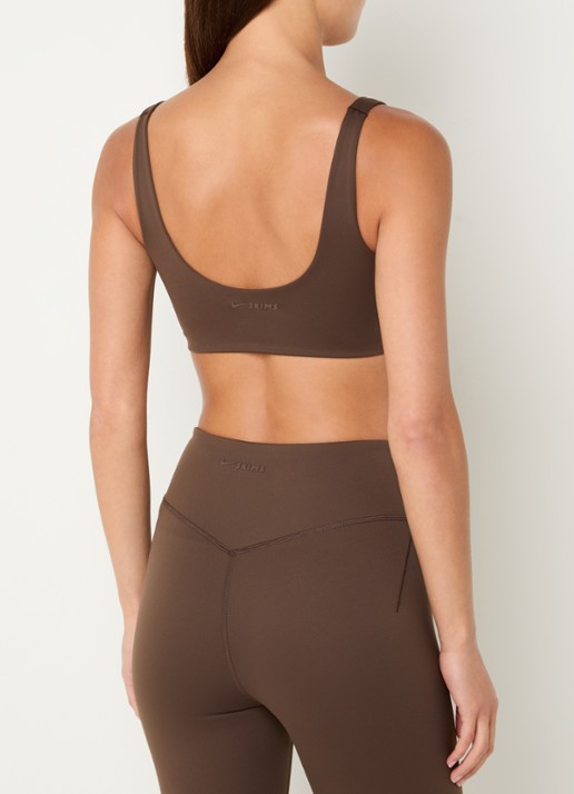 NikeSKIMS Matte sport bh met medium support - achterkant 4 lichtbruin