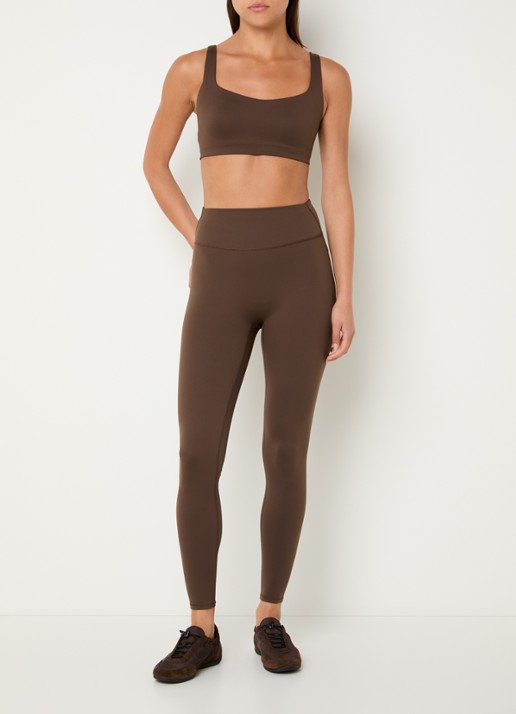 NikeSKIMS Matte sport bh met medium support - voorkant 2 lichtbruin