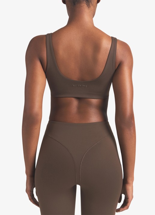 NikeSKIMS Matte sport bh met medium support - achterkant 4 lichtbruin